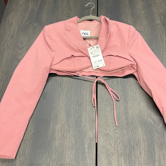 Zara Tops - Zara crop Blazer